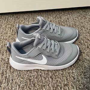 Nike Tanjun EasyOn light gray sneakers